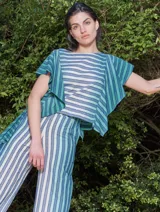 Blusa color mostaza con cuello redondo y mangas cortas con volados.