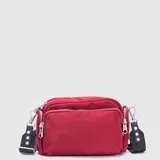 Cartera tipo bandolera Bubba color rojo, con diseño acolchado horizontal y múltiples compartimentos con cierre. Incluye correa ajustable y desmontable en color negro con detalles metálicos.