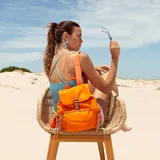 Mochila verde de nylon con tapa y broche metálico, apertura superior con cierre marinero, bolsillos internos, bolsillo con cierre metálico al frente y laterales, asas rígidas de mano y correas regulables para colgar en la espalda.