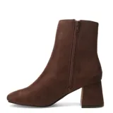 Botas cortas negras de mujer, estilo botín, con caña ajustada y taco ancho y bajo. El material parece ser gamuza o un textil similar.