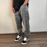 Pantalón de jean con corte mom oversize y acabado lavado ácido en tono gris.