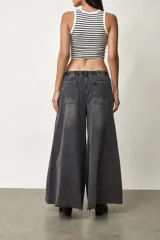 Jean de corte ancho y silueta oversize, color gris oscuro con efecto acid wash. Presenta pretina elástica y ruedo desmechado.