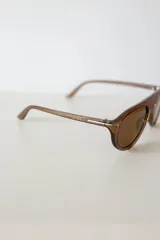 Lentes de sol con armazón de diseño aviador en estampado carey y cristales oscuros con protección UV400.