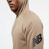 Buzo con capucha color tostado, con logo de New Balance estampado en la manga izquierda y bolsillo tipo canguro.