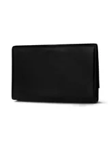 Cartera tipo clutch de cuero sintético negro, con solapa frontal y herraje metálico circular plateado.