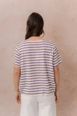 Remera de calce relajado con diseño de rayas horizontales en tonos rosados y blancos, escote redondo y manga corta.
