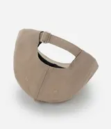 Gorra de algodón en color beige con visera curva y frase bordada en el frente. Cuenta con ajuste posterior mediante hebilla metálica.