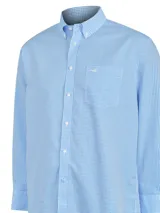 Camisa de manga larga RKF de corte regular fit, con estampado de cuadros vichy en tonos celeste y blanco. Cuenta con cuello abotonado (button-down), bolsillo frontal en el pecho con el logo bordado de la marca y cierre de botones.