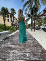 Vestido largo negro con tirantes gruesos con detalle de tachas.