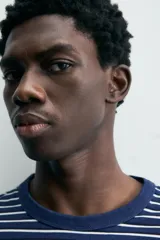 Camiseta de manga larga con cuello redondo y efecto lavado. Presenta un patrón de rayas horizontales finas en azul marino y blanco/beige.