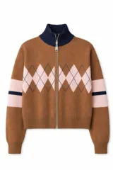 Campera tejida de punto con cierre frontal completo y cuello alto. Presenta un diseño de rombos en la parte superior del frente y franjas horizontales en las mangas, con puños y ruedo acanalados.