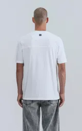 Remera de manga corta y cuello redondo, calce regular, confeccionada en algodón premium blanco.