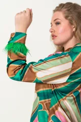 Camisa italiana de satén estampada con franjas en tonos verde, marrón, blanco y rosa. Tiene cuello clásico, cierre frontal con botones y mangas largas con puños adornados con plumas verdes.