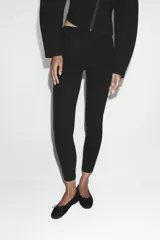 Leggings de tiro alto con cintura elástica y costuras marcadas a tono.