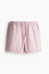 Short de lona de algodón con cintura elástica y cordón de ajuste, bolsillos laterales al bies y un bolsillo trasero insertado.