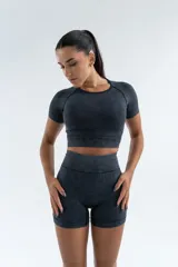 Short deportivo celeste con efecto lavado, de tiro alto y corte ajustado.