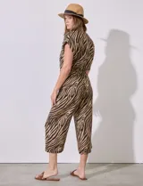 Pantalón capri de lino con estampado animal print de cebra, pretina ancha elastizada y bolsillos inclinados.