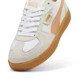 Championes Puma Palermo LaModa, color blanco y durazno, con suela de goma marrón.