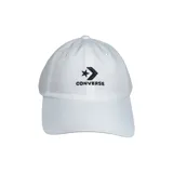Gorra de béisbol blanca con logo Converse Star Chevron bordado en negro, visera precurvada y correa trasera ajustable.