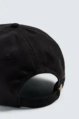 Gorra de seis paneles confeccionada en tejido de algodón con ajuste posterior.