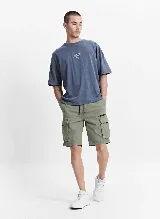 Bermuda cargo color verde militar, con cintura elastizada, bolsillos laterales tipo cargo y pasacinto.