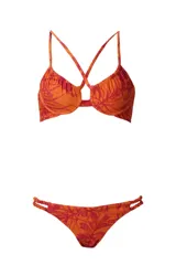 Bikini de dos piezas confeccionado en fibras recicladas, con estampado botánico en tonos naranja y rojo. El corpiño cuenta con aros, fruncidos en las copas y tirantes cruzados en la espalda. La bombacha es de corte clásico con tiras laterales dobles.