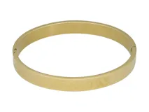 Esclava rígida de acero con baño de oro, con diseño grabado en relieve. Se presenta junto a una pulsera de cadena fina de eslabones.