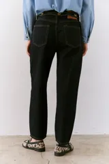 Jean de mujer color azul oscuro, de corte recto, con tiro medio y costuras en contraste color amarillo.