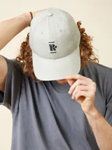 Gorra de béisbol color verde claro, de lona lavada, con logo bordado en el frente.