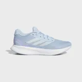 Championes de running Adidas Runfalcon 5, color celeste con detalles en lila y blanco. Presentan una parte superior de malla transpirable, mediasuela con amortiguación Cloudfoam y suela Adiwear resistente al desgaste.