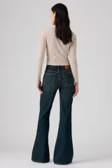 Jeans de denim azul oscuro con lavado vintage, tiro alto y corte acampanado.