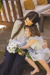 Camisa estampada de lino con botones de nácar y puntilla de algodón en los puños.