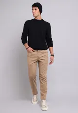 Pantalón negro de corte recto, estilo jeans de cinco bolsillos, confeccionado en algodón y elastano.