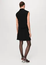 Falda corta de tejido tweed en color negro, con diseño entallado y terminaciones deshilachadas en el ruedo.