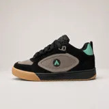 Zapatillas de skate Airwalk Bramer en color negro con paneles laterales en gris y detalles en verde menta. Suela de goma tipo waffle y puntera reforzada.