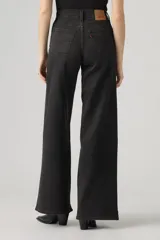 Jean de tiro alto con diseño wide leg, color negro con efecto deslavado, confeccionado en denim con bajo nivel de elasticidad.
