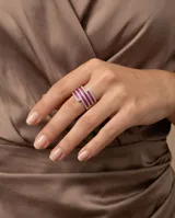 Anillo de plata 925 con diseño de bandas cruzadas, engastado con circonias blancas y circonias fucsia en corte baguette.