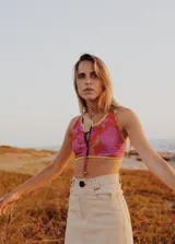 Collar plateado con cadena de eslabones grandes y dije de escudo con diseño intrincado.