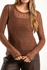 Remera de encaje color marrón, de corte ajustado al cuerpo y manga larga, con cuello redondo.