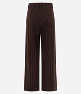 Pantalón de corte recto confeccionado en punto roma, con diseño de raya de tiza. Presenta cintura estructurada con trabillas para cinturón y bolsillos laterales.