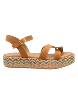 Sandalias de plataforma baja con tiras de cuero gamuzado color tostado y suela con detalles de tejido multicolor en zigzag. Posee tira en el talón con hebilla metálica ajustable y diseño con separación para el dedo.