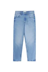 Jean de corte slim fit en color azul claro, con diseño clásico de cinco bolsillos, cierre frontal con botón y cremallera.