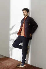 Camisa tipo chaqueta de franela escocesa con bolsillos de parche en el pecho.