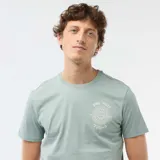 Remera verde claro de manga corta con cuello redondo, confeccionada en algodón. Presenta un pequeño estampado circular en el pecho con temática de 'One Piece'.