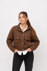 Chaqueta tipo bomber de efecto gamuza en color marrón, con cierre frontal de botones metálicos y cierre interno, bolsillos con solapa en el pecho y cintura elastizada.