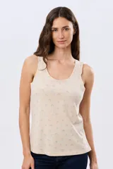 Musculosa de algodón blanca con pequeño estampado floral y volados en los tirantes, de corte clásico.