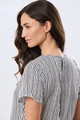 Blusa manga corta de cuello redondo con estampado floral en blanco y negro.