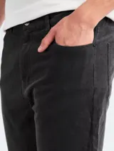 Pantalón de pana de corte recto, con bolsillos traseros y cierre de botón y cremallera.