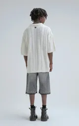 Camisa de punto abierto (crochet) color beige, manga corta y cuello polo, con calce oversize.