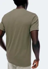 Camiseta básica de manga corta y cuello redondo, color rojo oscuro.